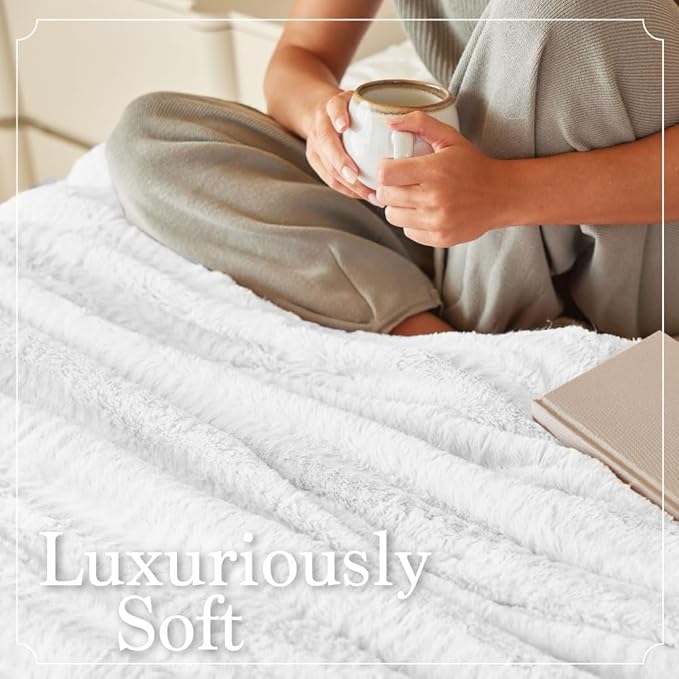 The Connecticut Home Co Throw Blanket for Couch, Soft Fluffy Room Decor, Cozy Warm Throws for Bed, Couches, Gifts for Women, Bedroom Cute Aesthetic Blankets Faux Fur and Sherpa, 65x50, White