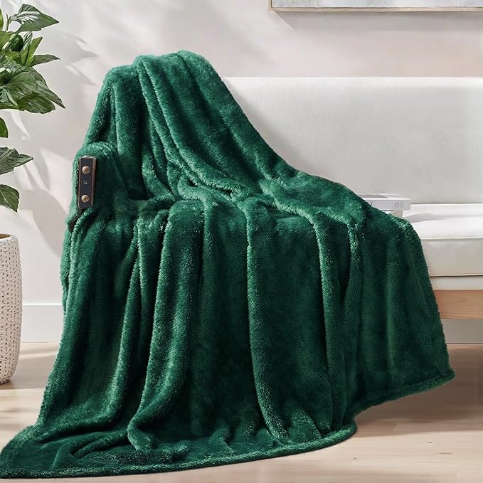 Exclusivo Mezcla Plush Fuzzy Fleece Throw Blanket Extra Large, Super Soft, Fluffy and Warm Blankets for Couch, Bed, Suitable for All Seasons (50x70 Inches, Forest Green)