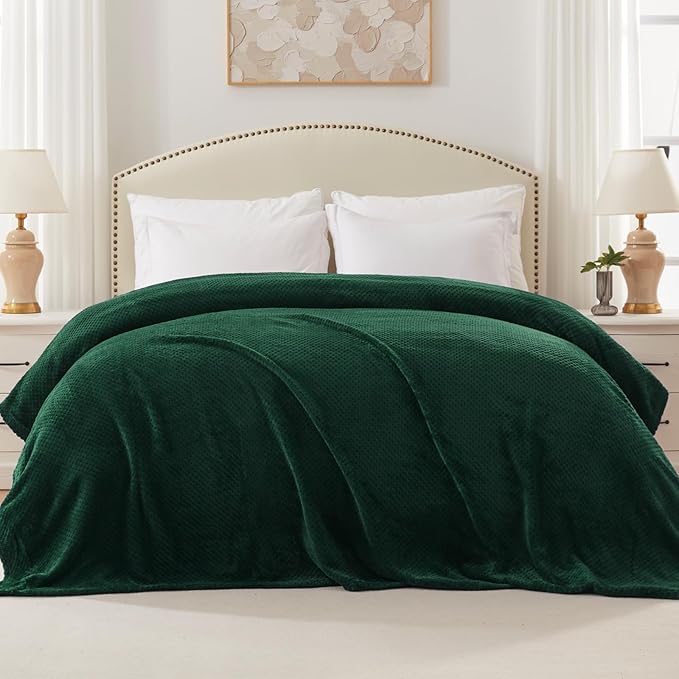 Exclusivo Mezcla Fleece Bed Blanket Twin Size, Super Soft and Warm Blankets for Couch, Sofa and Bed Waffle Textured, Cozy, Fuzzy and Lightweight (Forest Green, 90x66 Inches)
