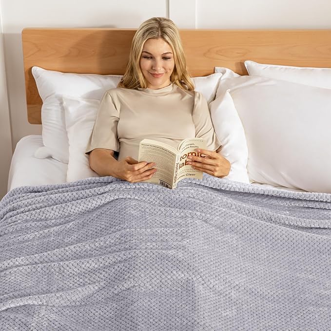 Exclusivo Mezcla Fleece Bed Blanket Twin Size, Super Soft and Warm Blankets for Couch, Sofa and Bed Waffle Textured, Cozy, Fuzzy and Lightweight (Light Grey, 60x80 inches)