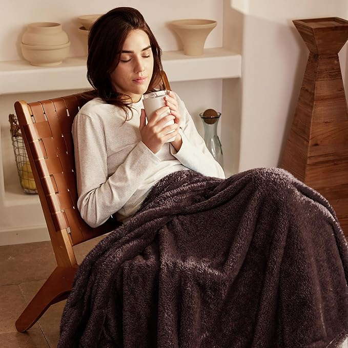 Exclusivo Mezcla Plush Fuzzy Fleece Throw Blanket Extra Large, Super Soft, Fluffy and Warm Blankets for Couch, Bed, Suitable for All Seasons (50x70 Inches, Coffee)