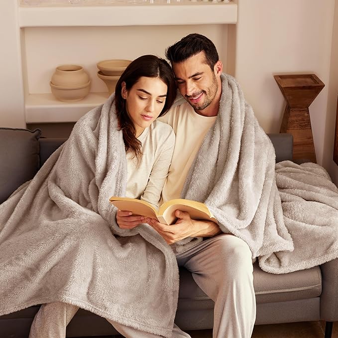Exclusivo Mezcla Plush Fuzzy Fleece Throw Blanket Extra Large, Super Soft, Fluffy and Warm Blankets for Couch, Bed, Suitable for All Seasons (50x70 Inches, Camel)