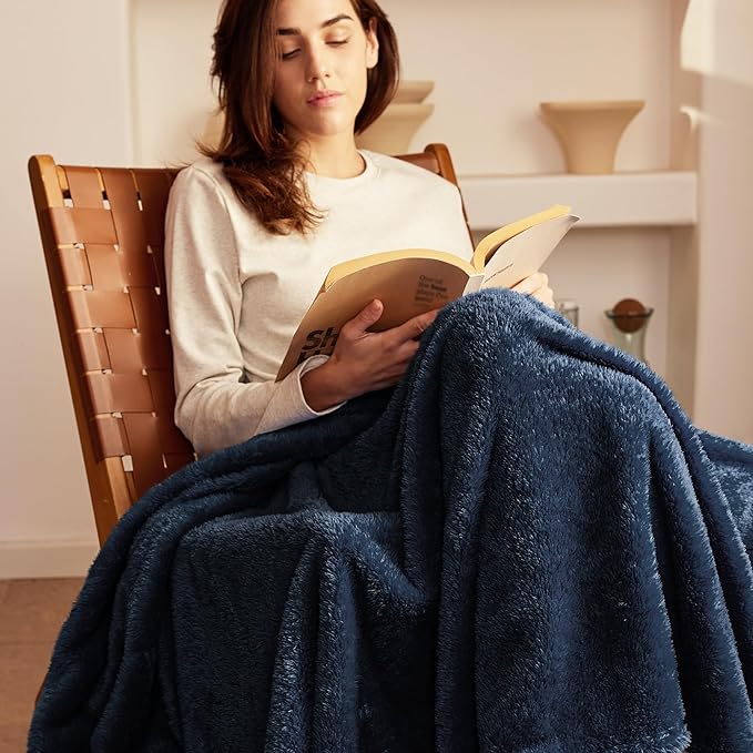 Exclusivo Mezcla Plush Fuzzy Fleece Throw Blanket Extra Large, Super Soft, Fluffy and Warm Blankets for Couch, Bed, Suitable for All Seasons (50x70 Inches, Navy Blue)