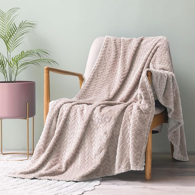Exclusivo Mezcla Fleece Throw Blanket for Couch, 50x70 Inches Soft Cozy Jacquard Flannel Blankets, Lightweight Fuzzy Plush Warm Throws for Winter,Camel