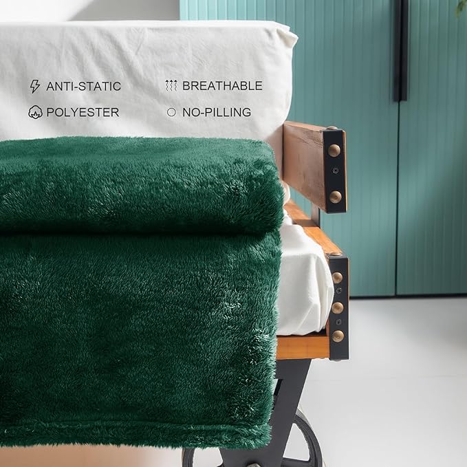 Exclusivo Mezcla Plush Fuzzy Fleece Throw Blanket Extra Large, Super Soft, Fluffy and Warm Blankets for Couch, Bed, Suitable for All Seasons (50x70 Inches, Forest Green)
