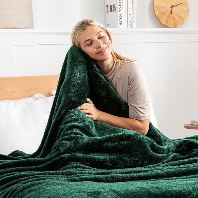 Exclusivo Mezcla Plush Fuzzy Fleece Bed Blanket King Size, Super Soft, Fluffy and Warm Blankets, Suitable for All Seasons (Forest Green, 90x104 Inches)
