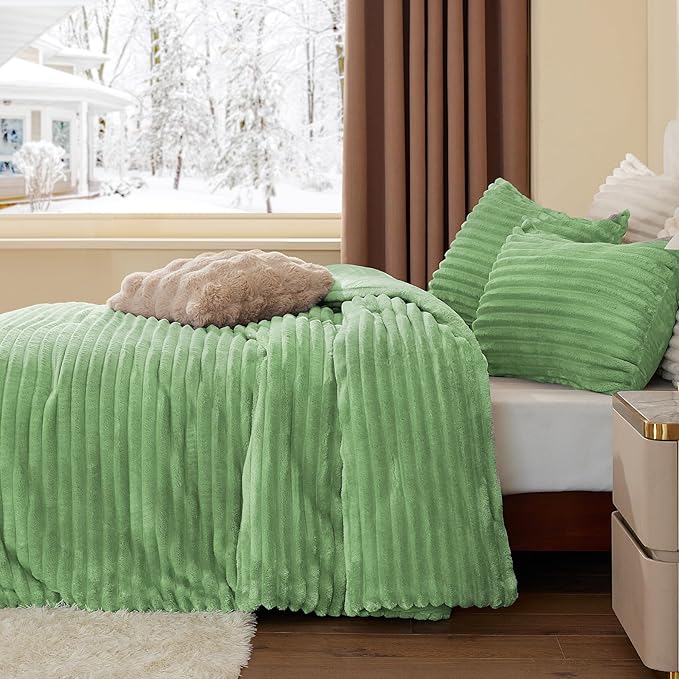 BEDELITE Fleece King Comforter Set -Super Soft & Warm Fluffy Green Bedding, Luxury Fuzzy Heavy Bed Set for Winter with 2 Pillow Cases