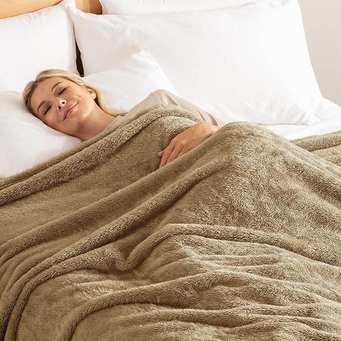 Exclusivo Mezcla Plush Fuzzy Fleece Throw Blanket Extra Large, Super Soft, Fluffy and Warm Blankets for Couch, Bed, Suitable for All Seasons (50x70 Inches, Brown)