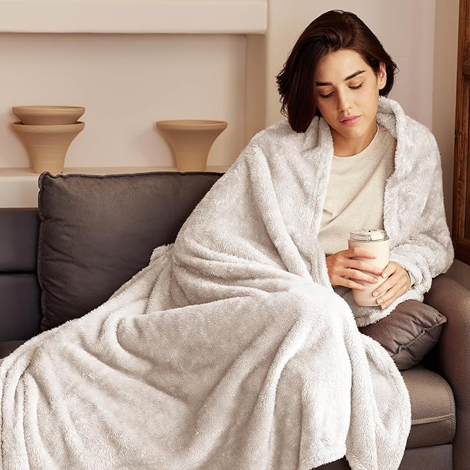 Exclusivo Mezcla Plush Fuzzy Fleece Bed Blanket Twin Size, Super Soft, Fluffy and Warm Blankets, Suitable for All Seasons (Beige, 90x66 Inches)