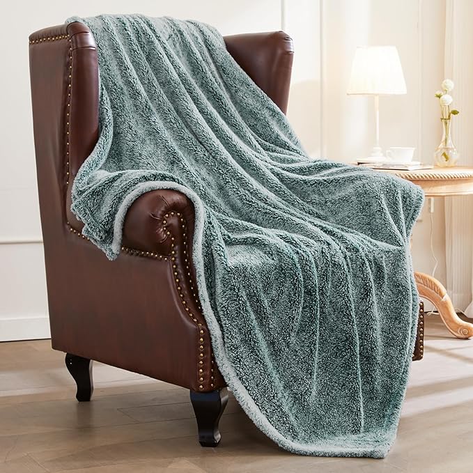 Exclusivo Mezcla Plush Fuzzy Fleece Throw Blanket Extra Large, Super Soft, Fluffy and Warm Blankets for Couch, Bed, Suitable for All Seasons (50x70 Inches, Mixed Green)