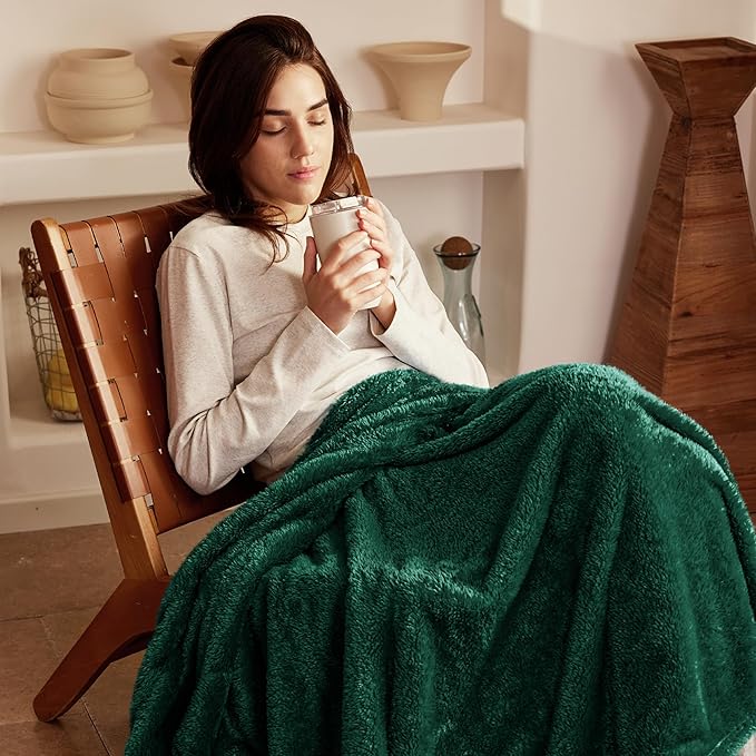 Exclusivo Mezcla Plush Fuzzy Fleece Bed Blanket Queen Size, Super Soft, Fluffy and Warm Blankets Suitable for All Seasons (Forest Green, 90x90 Inches)