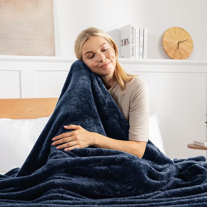 Exclusivo Mezcla Plush Fuzzy Fleece Bed Blanket Twin Size, Super Soft, Fluffy and Warm Blankets, Suitable for All Seasons (Navy Blue, 90x66 Inches)